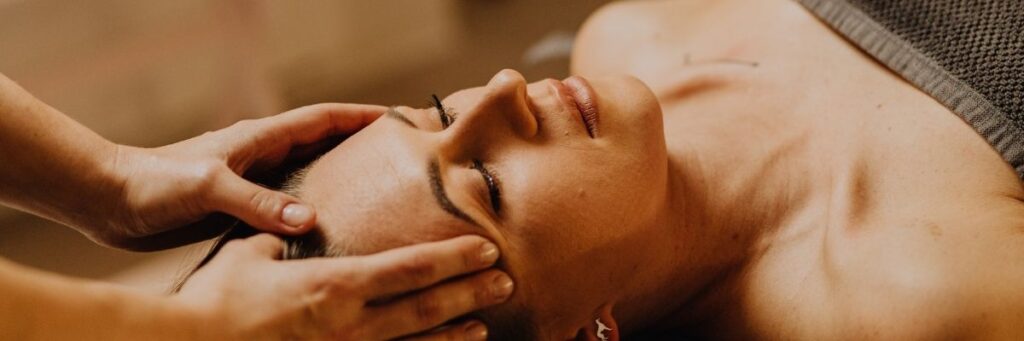Saç Derisi Masajı Ve Doğal Yağlarla Saç Kökü Stimülasyonu